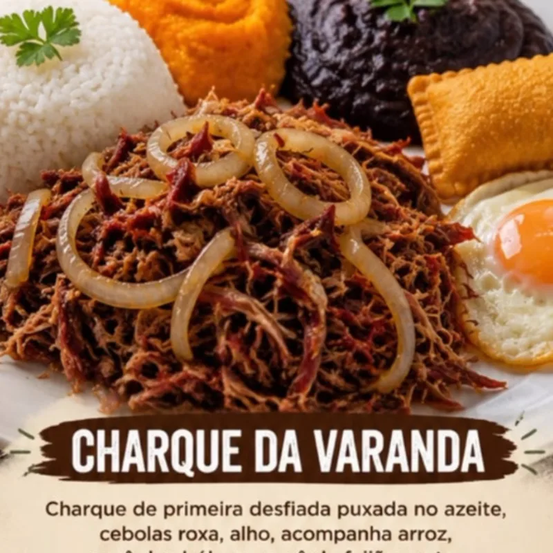 Prato de charque desfiada com cebola roxa, ovo frito e arroz