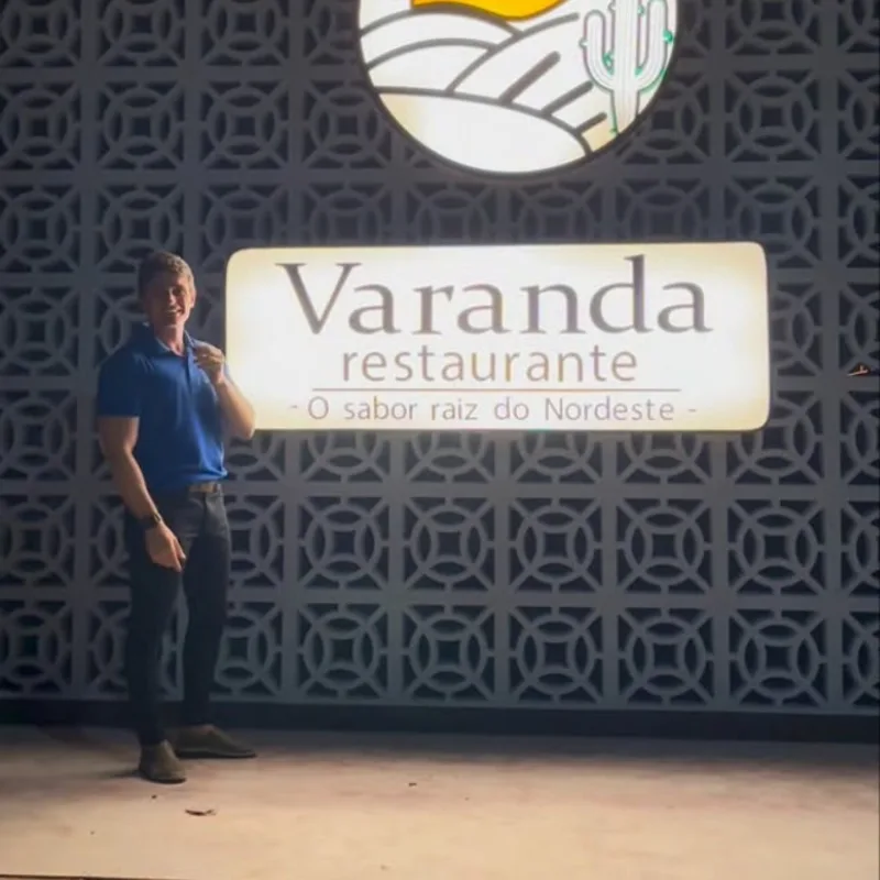 Letreiro iluminado do Varanda Restaurante à noite