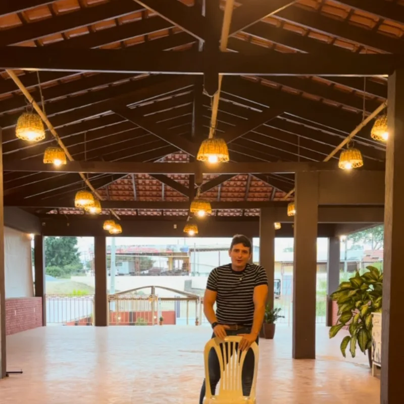 Salão coberto com telhado de barro e luminárias de palha