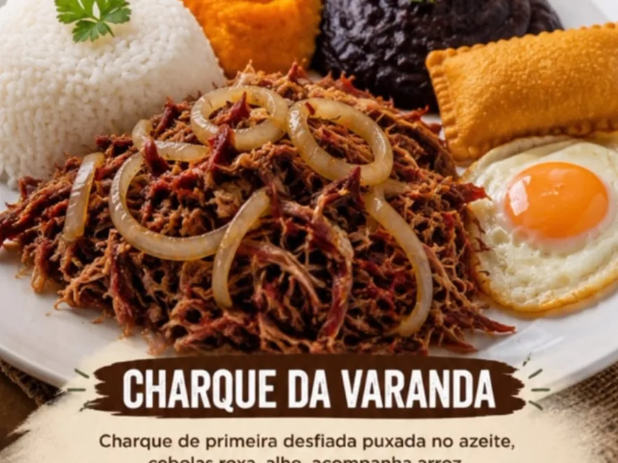 Prato de charque desfiada com cebola roxa, ovo frito, arroz e pastel de queijo coalho