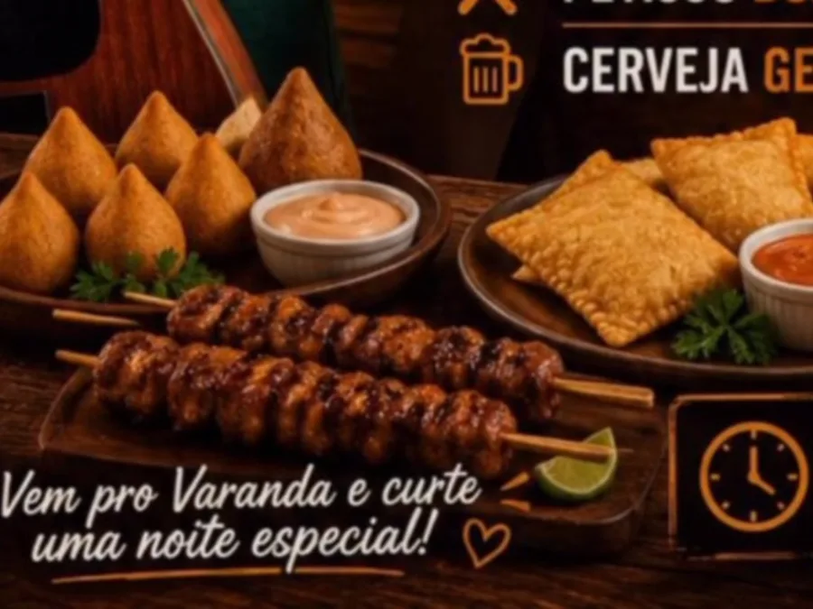 Bandeja com coxinhas, pastéis e espetinhos de carne ao lado de um copo de cerveja